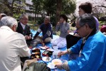 歓談風景03　豚鍋を食べる会長